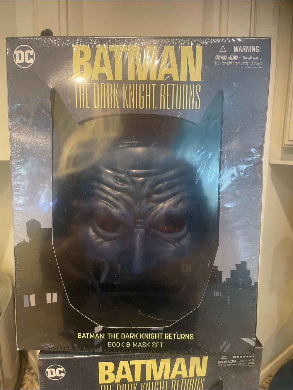 DC Batman The Dark Knight Returns Mask & Book Set
